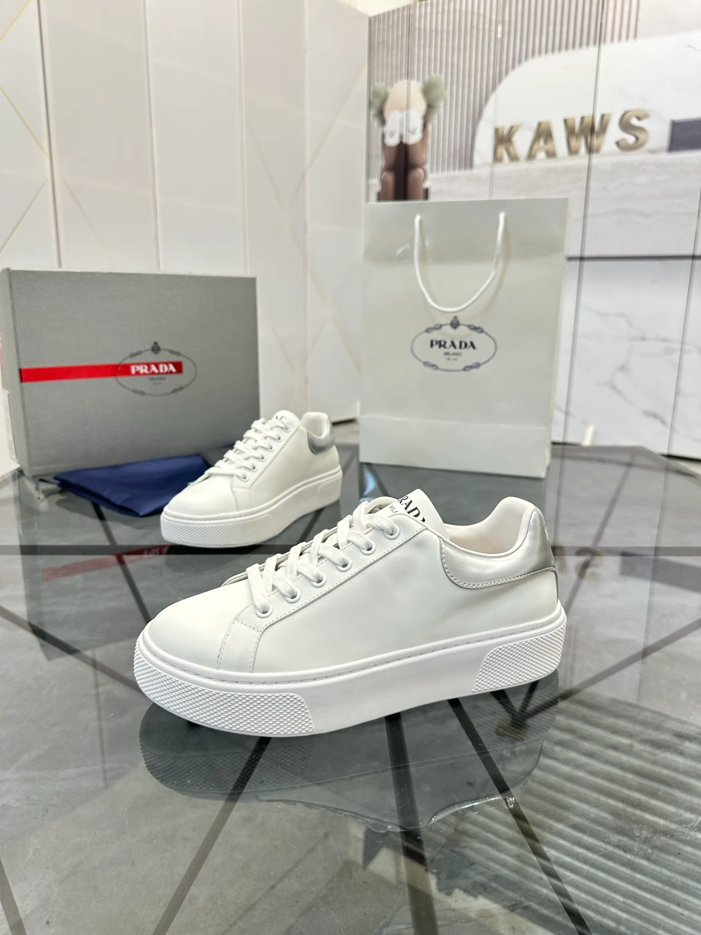 Men's shoes for sale 💰: 💰P520¥ High-end top quality Product trademark: Prada *"Prada*" low-top casual shoes Regular size: 35-45 (can be customized to 46) Couple style Product materials: imported first-layer cowhide leather upper, water-dyed sheep lining, original ultra-light foam outsole. No.: H201